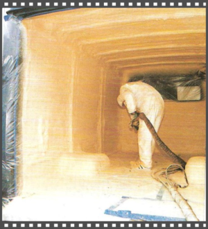 Isolierung eines Fahrzeugkoffers mit Spritzschaum