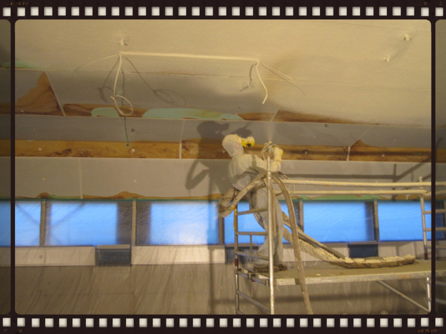 Fugen in Isolierplatten mit Spritzschaum überarbeiten