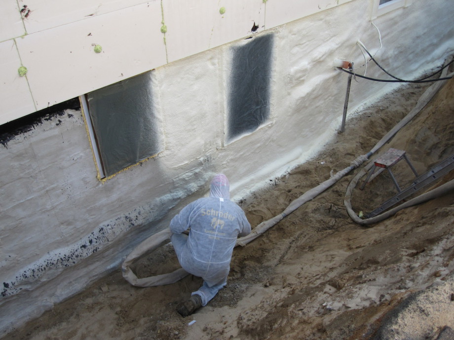 Ortschaum Isolierung Kellerwand