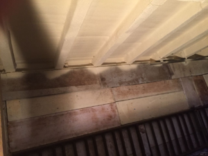 Beschichten einer Holzbalkendecke um diese gut reinigen zu können