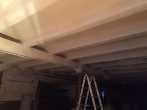 Beschichten einer Holzbalkendecke um diese gut reinigen und desinfizieren zu können