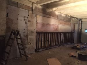 Beschichten einer Holzbalkendecke um diese vor Keimen zu schützen